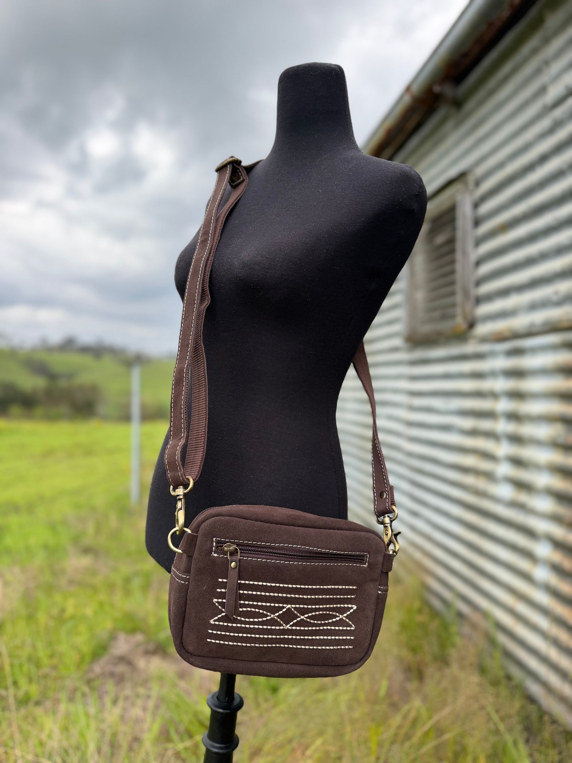 Waylon Suede Boot Stitch Bag / BROWN