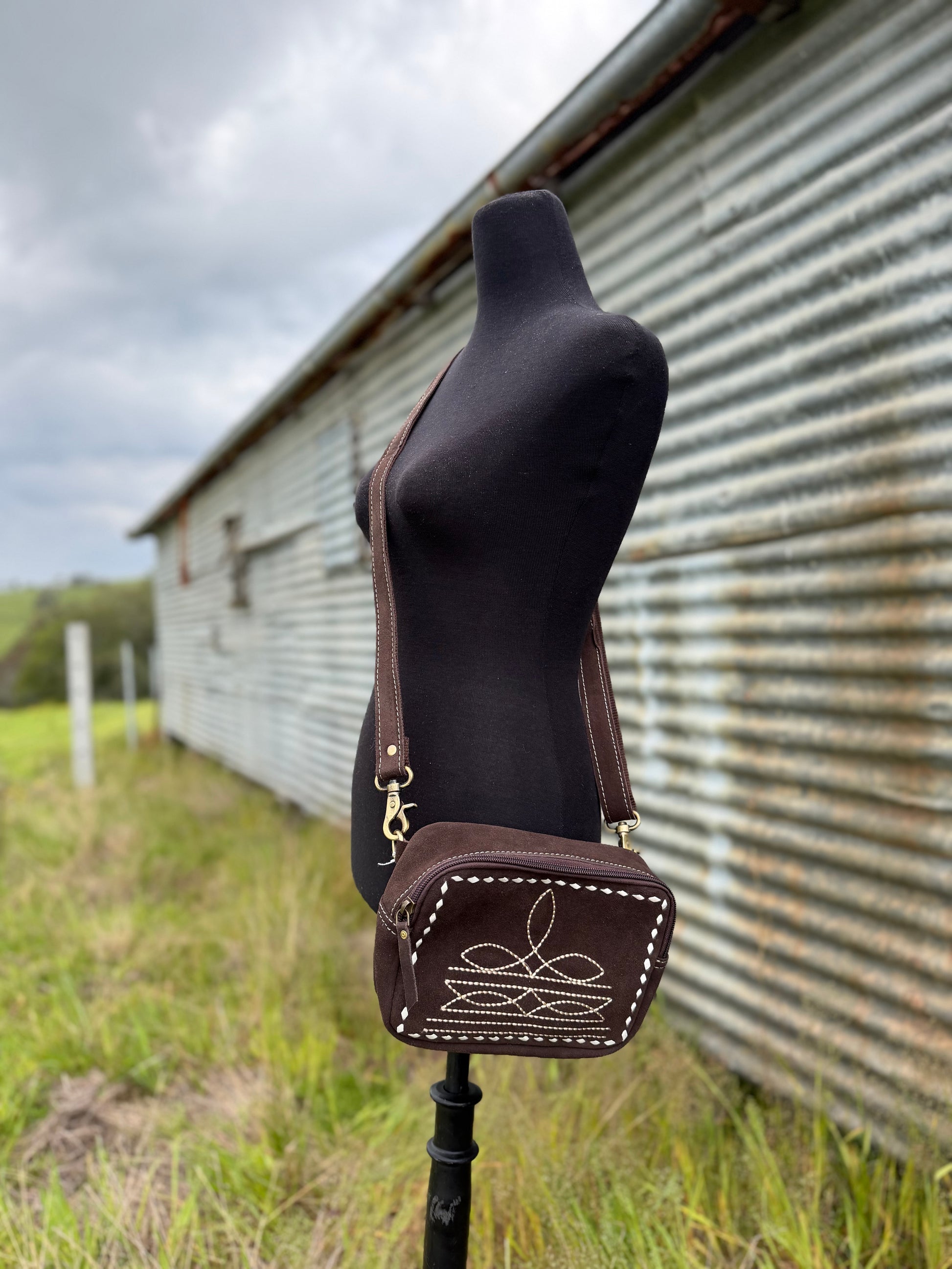 Waylon Suede Boot Stitch Bag / BROWN