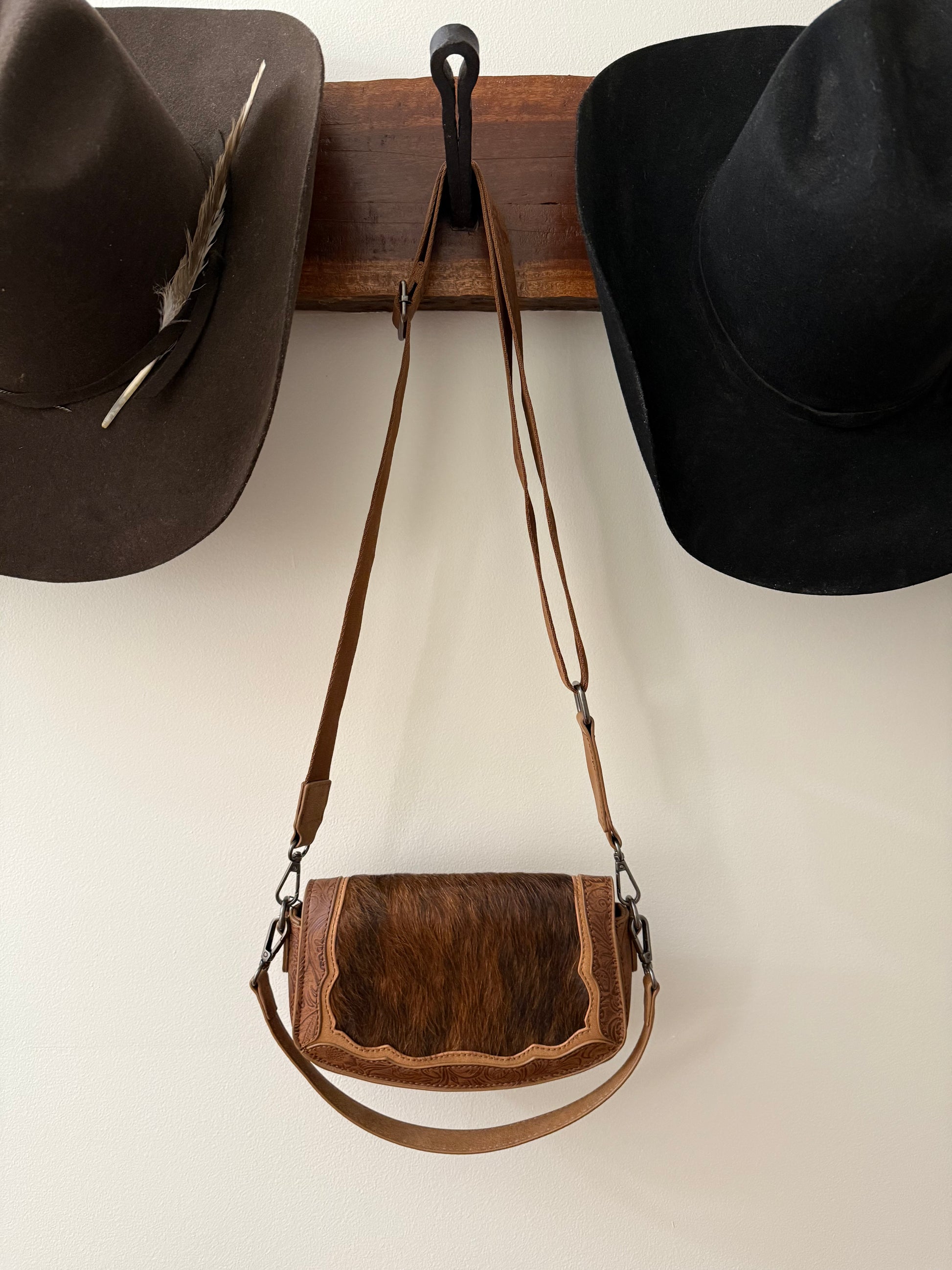 Hide Shoulder Bag / BROWN