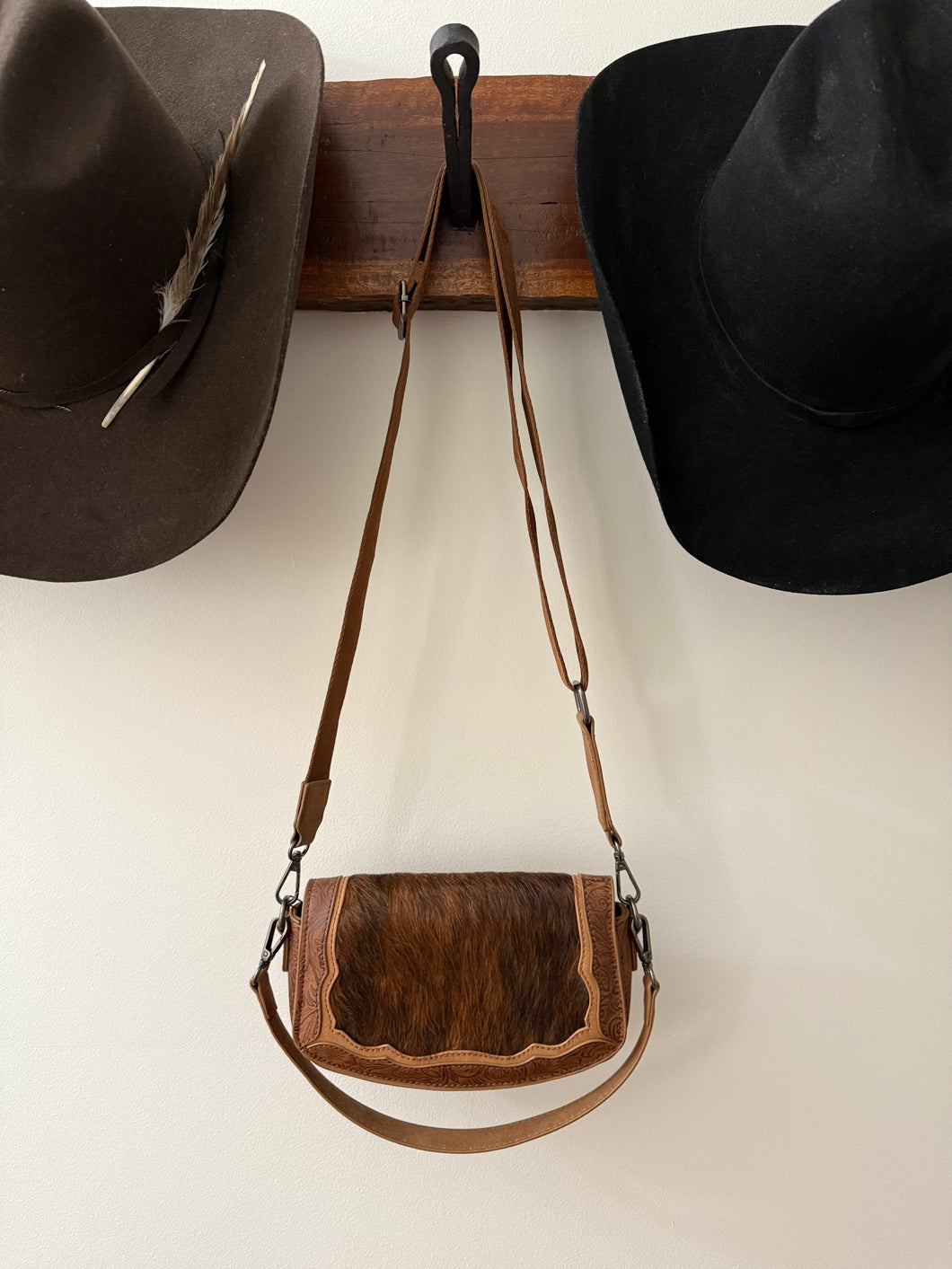 Hide Shoulder Bag / BROWN