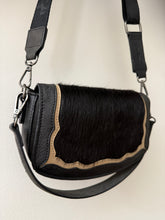 Load image into Gallery viewer, Hide Shoulder Bag / BLACK
