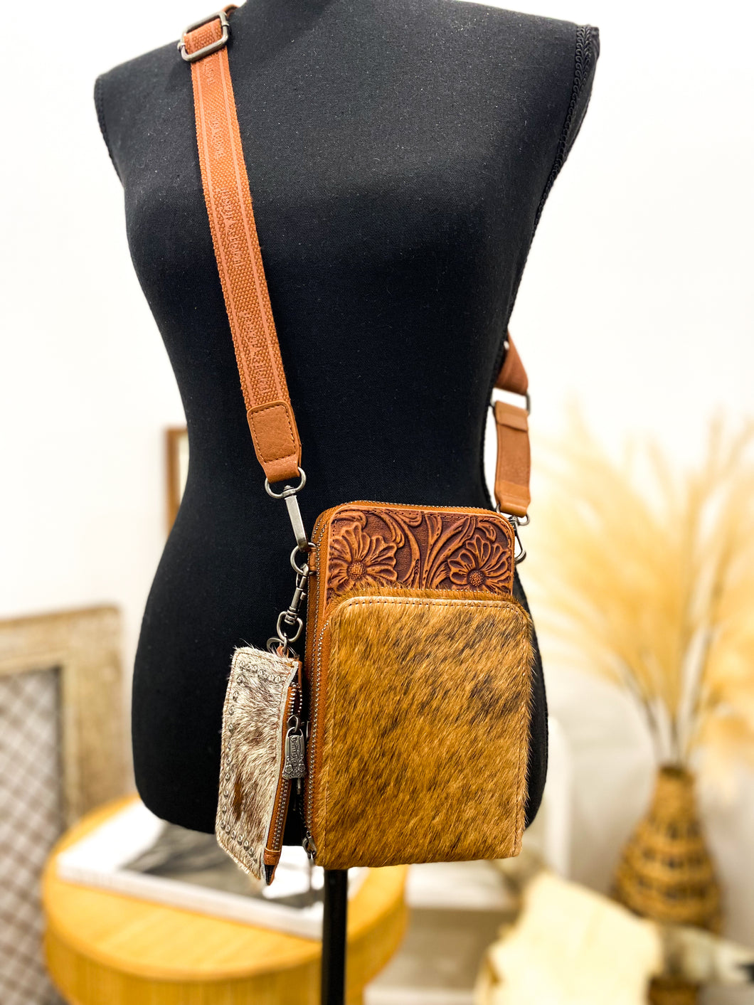 Trinity Ranch Genuine
Hair-On Cowhide /Tooled
Collection Phone Purse with Coin
Pouch / BROWN