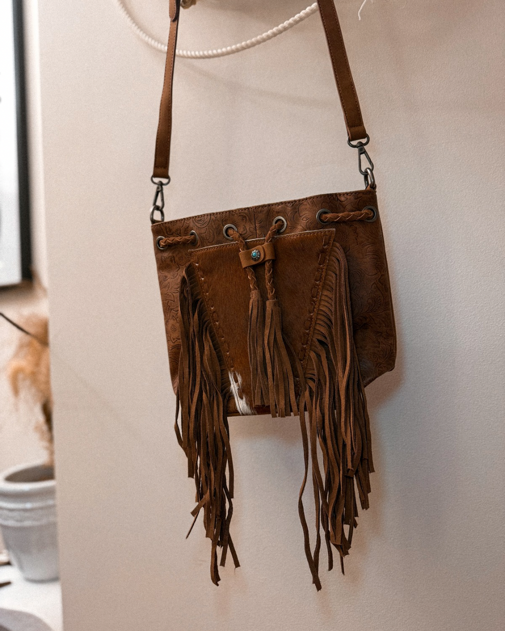 Bridie Fringe Bucket Bag / BROWN