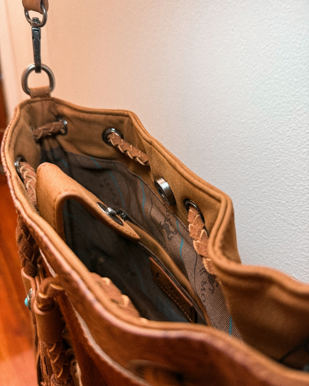 Bridie Fringe Bucket Bag / BROWN